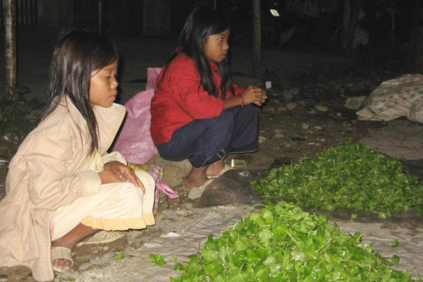 &ldquo;Đi chợ vui lắm&rdquo; - Nhiều trẻ em đến phi&ecirc;n chợ chỉ mong được vui